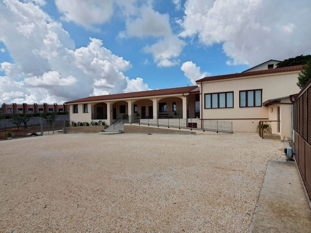 Home 4 svg+xml;charset=utf